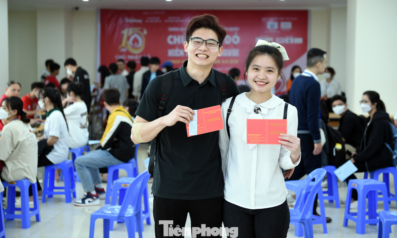 Trần Huy Sang và Vũ Thị Khánh Linh cùng tham gia hiến máu. Ảnh: Xuân Tùng