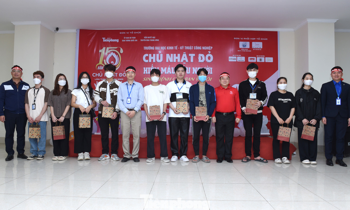 Ban Tổ chức chương trình thăm, động viên người tham gia hiến máu; tặng quà 10 người hiến máu sớm nhất. Ảnh: Xuân Tùng