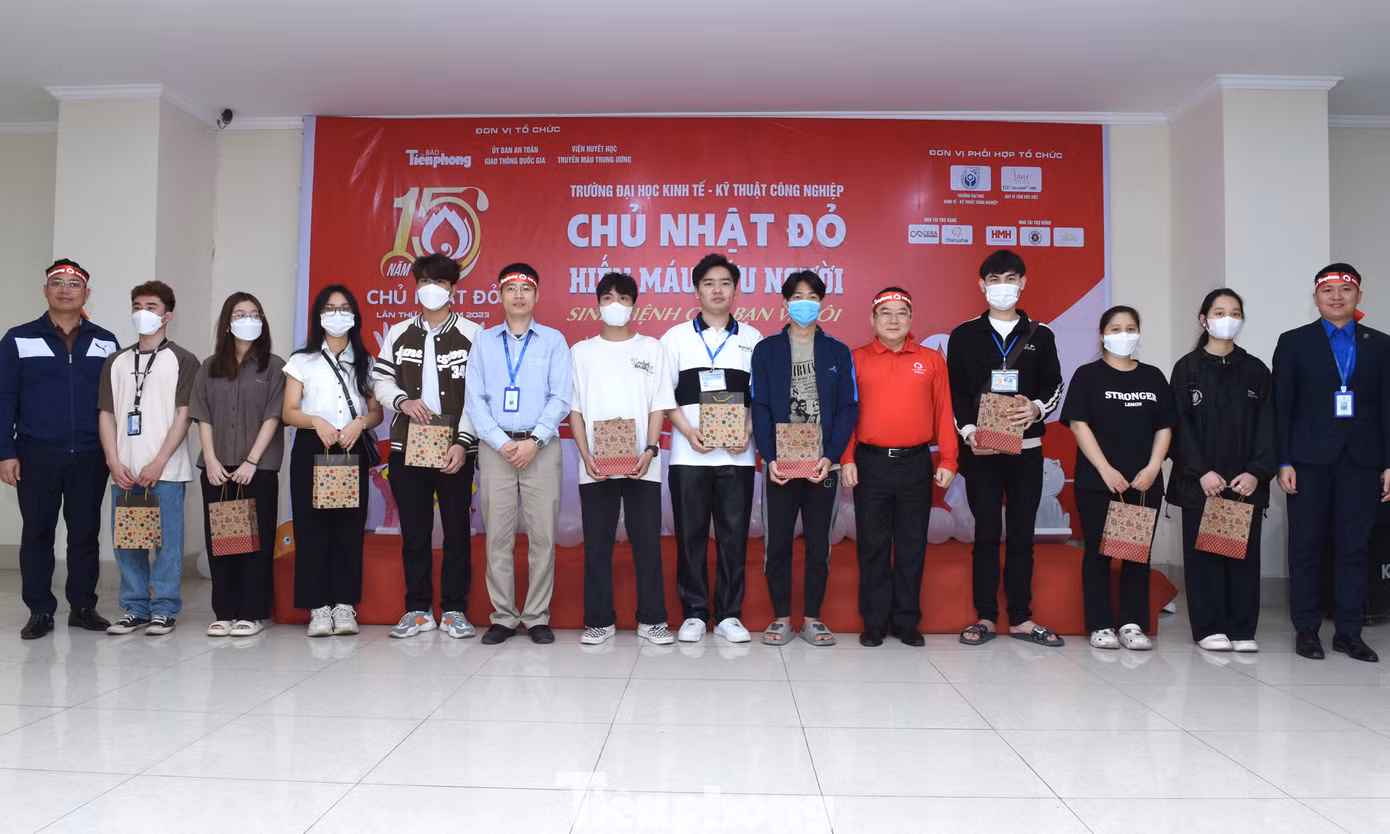 Ban Tổ chức chương trình thăm, động viên người tham gia hiến máu; tặng quà 10 người hiến máu sớm nhất. Ảnh: Xuân Tùng Ban Tổ chức chương trình thăm, động viên người tham gia hiến máu; tặng quà 10 người hiến máu sớm nhất. Ảnh: Xuân Tùng