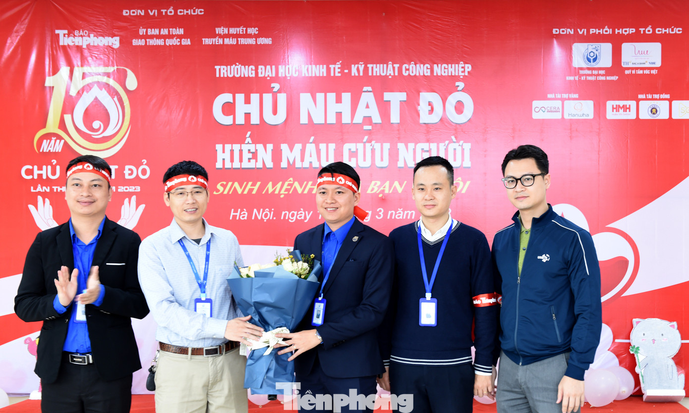 PGS.TS Nguyễn Hữu Quang tặng hoa Đoàn Thanh niên, Hội Sinh viên nhà trường.