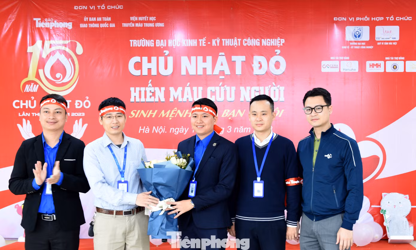 PGS.TS Nguyễn Hữu Quang tặng hoa Đoàn Thanh niên, Hội Sinh viên nhà trường. PGS.TS Nguyễn Hữu Quang tặng hoa Đoàn Thanh niên, Hội Sinh viên nhà trường.