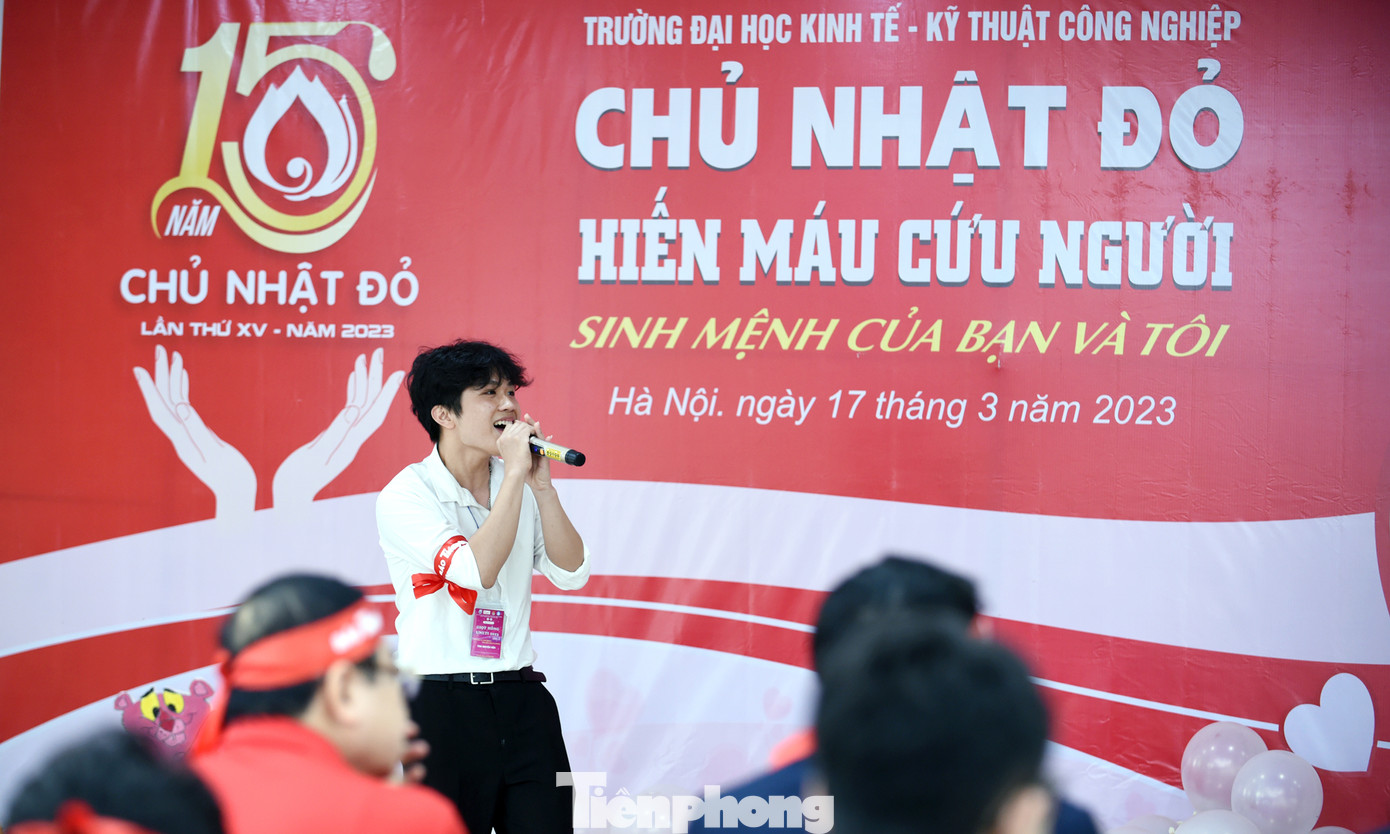 Tiết mục văn nghệ khai màn chương trình. Ảnh: Xuân Tùng