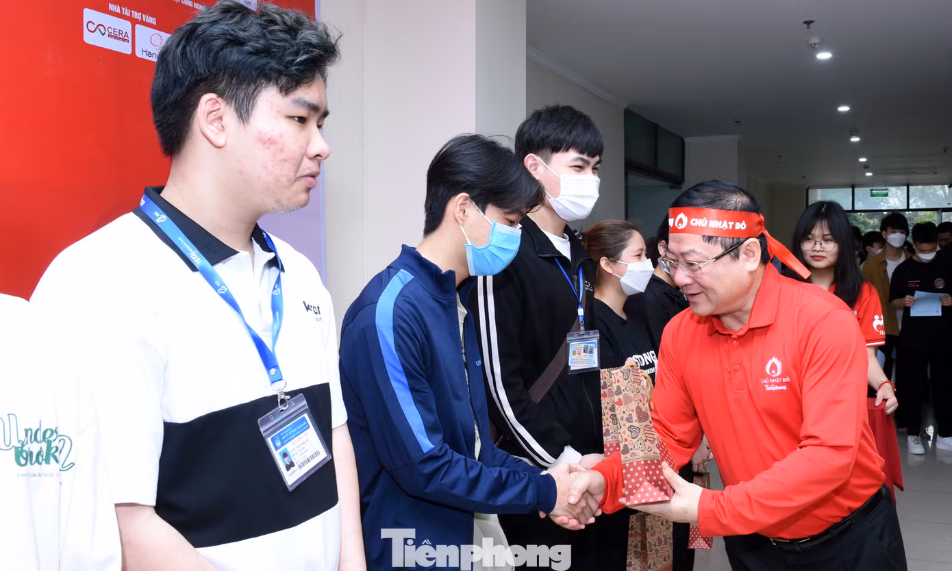 Ban Tổ chức chương trình thăm, động viên người tham gia hiến máu; tặng quà 10 người hiến máu sớm nhất. Ảnh: Xuân Tùng Ban Tổ chức chương trình thăm, động viên người tham gia hiến máu; tặng quà 10 người hiến máu sớm nhất. Ảnh: Xuân Tùng