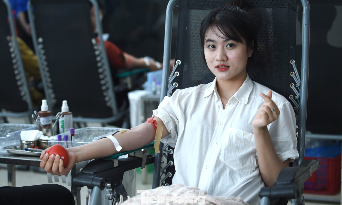 Nguyễn Thị Loan hiến máu tại chương trình. Ảnh: Xuân Tùng