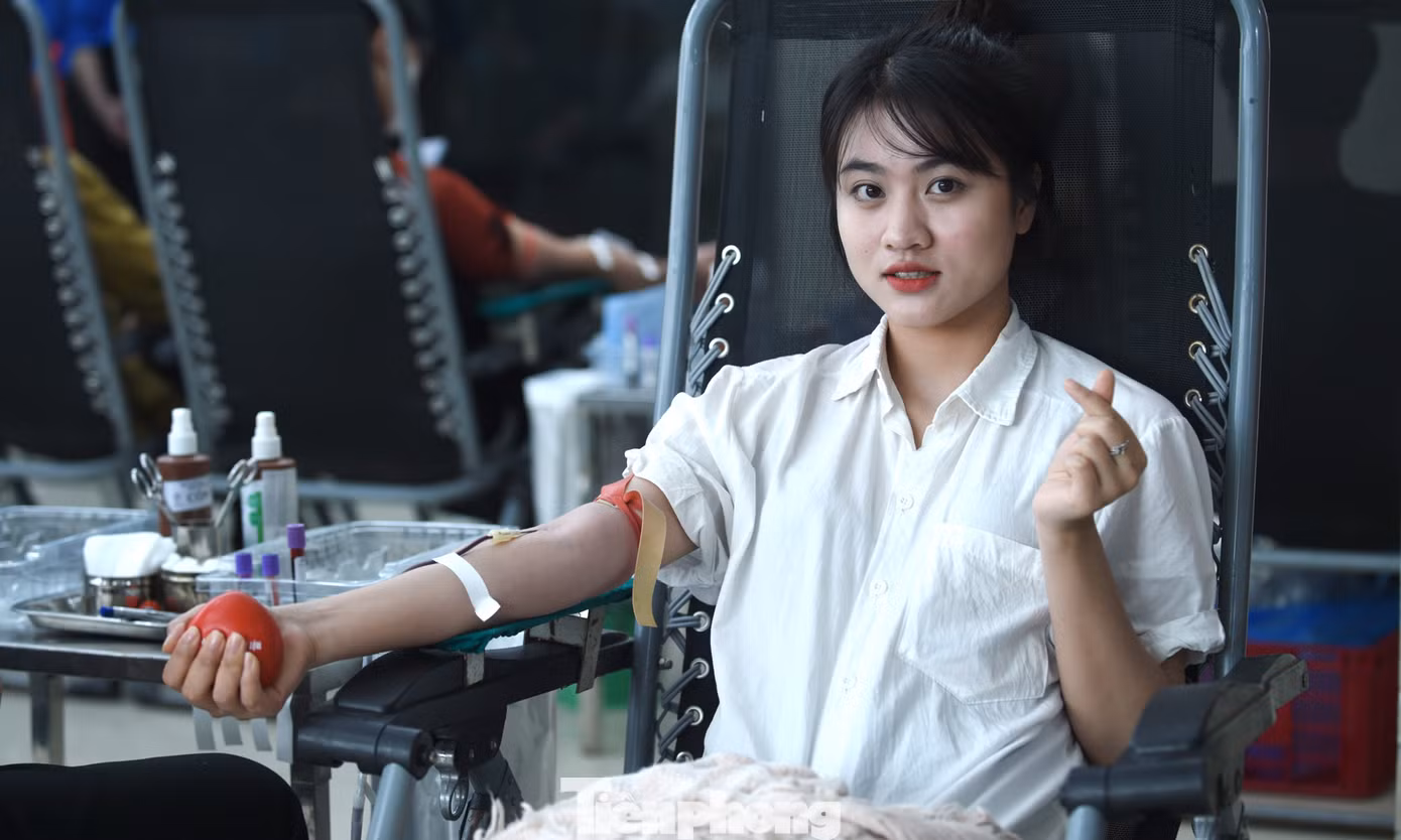 Nguyễn Thị Loan hiến máu tại chương trình. Ảnh: Xuân Tùng Nguyễn Thị Loan hiến máu tại chương trình. Ảnh: Xuân Tùng