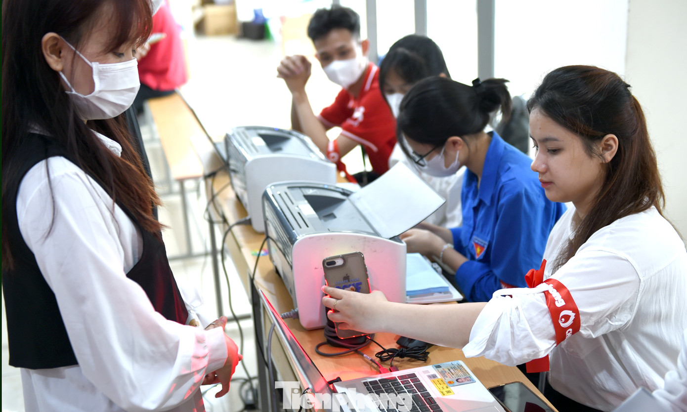 Các bạn sinh viên thực hiện các thao tác, thủ tục kiểm tra sức khỏe nhanh tại chương trình. Ảnh: Xuân Tùng