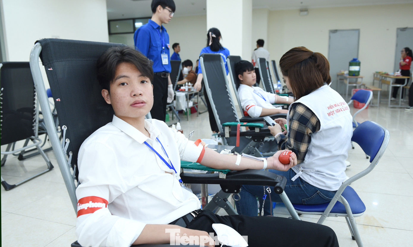 Bạn Phạm Văn Chính tranh thủ thời gian thưa người hiến máu thực hiện nghĩa cử cao đẹp. Ảnh: Xuân Tùng