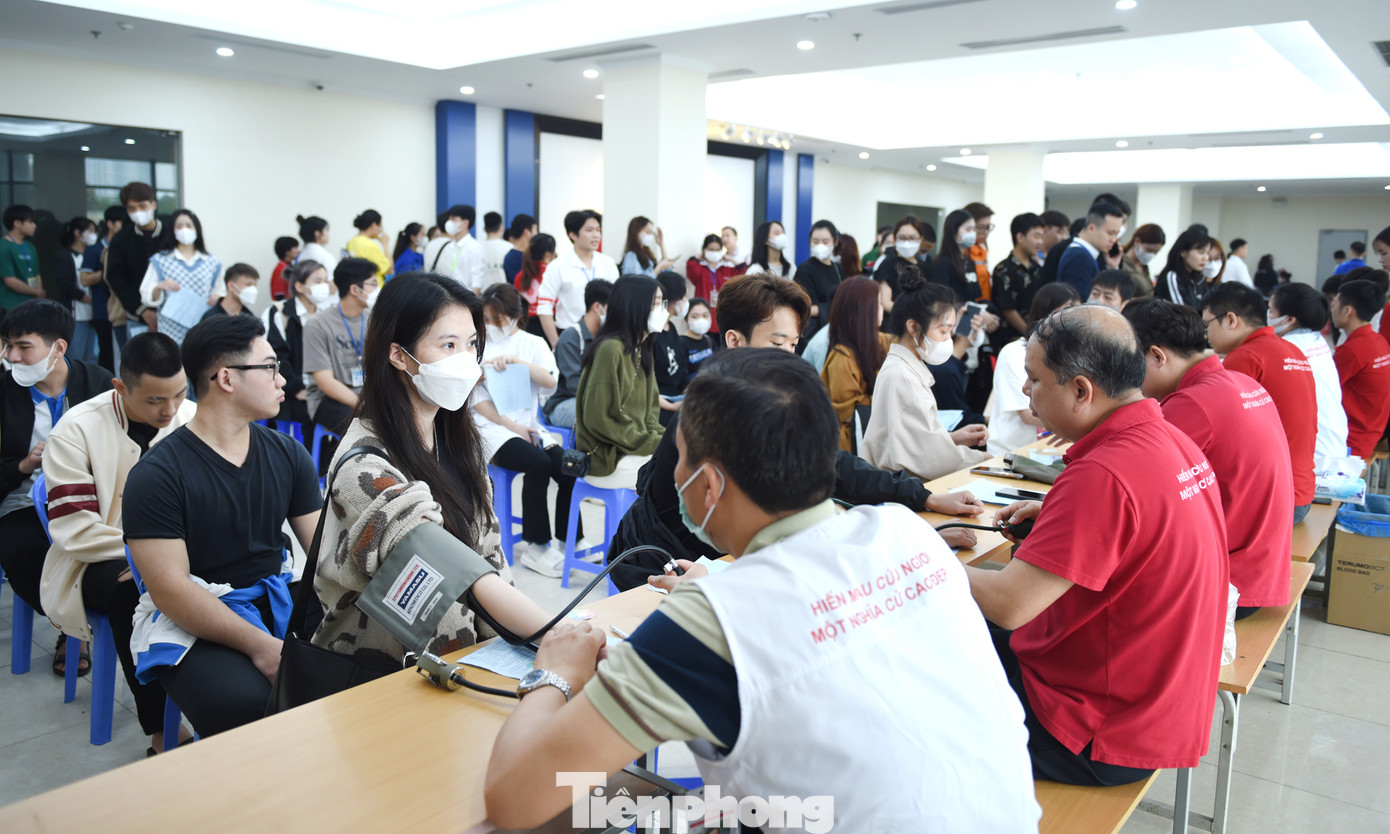 Các bạn sinh viên thực hiện các thao tác, thủ tục kiểm tra sức khỏe nhanh tại chương trình. Ảnh: Xuân Tùng