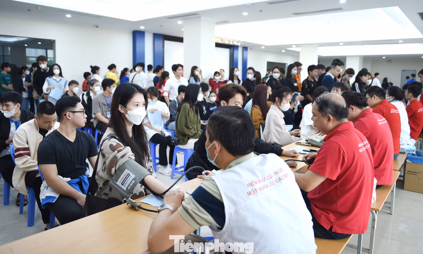 Các bạn sinh viên thực hiện các thao tác, thủ tục kiểm tra sức khỏe nhanh tại chương trình. Ảnh: Xuân Tùng Các bạn sinh viên thực hiện các thao tác, thủ tục kiểm tra sức khỏe nhanh tại chương trình. Ảnh: Xuân Tùng