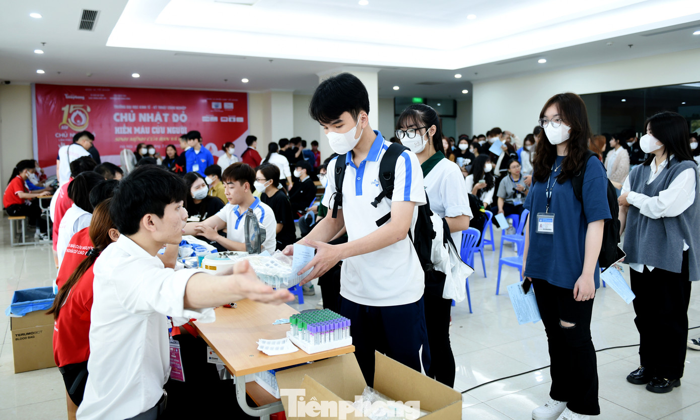 Các bạn sinh viên thực hiện các thao tác, thủ tục kiểm tra sức khỏe nhanh tại chương trình. Ảnh: Xuân Tùng