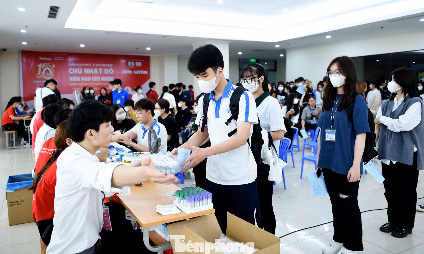 Các bạn sinh viên thực hiện các thao tác, thủ tục kiểm tra sức khỏe nhanh tại chương trình. Ảnh: Xuân Tùng Các bạn sinh viên thực hiện các thao tác, thủ tục kiểm tra sức khỏe nhanh tại chương trình. Ảnh: Xuân Tùng