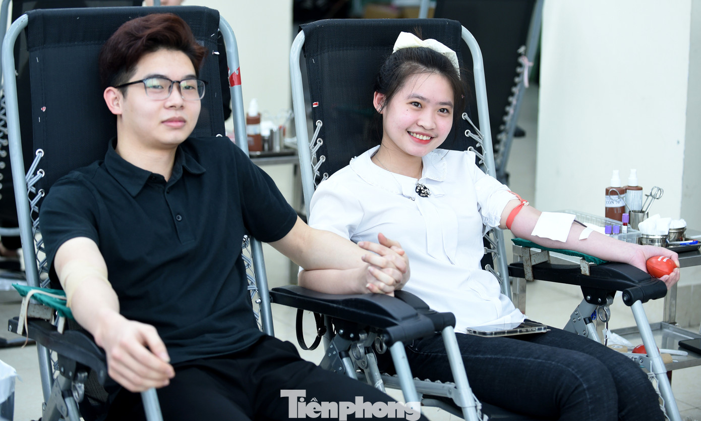 Trần Huy Sang và Vũ Thị Khánh Linh cùng tham gia hiến máu. Ảnh: Xuân Tùng
