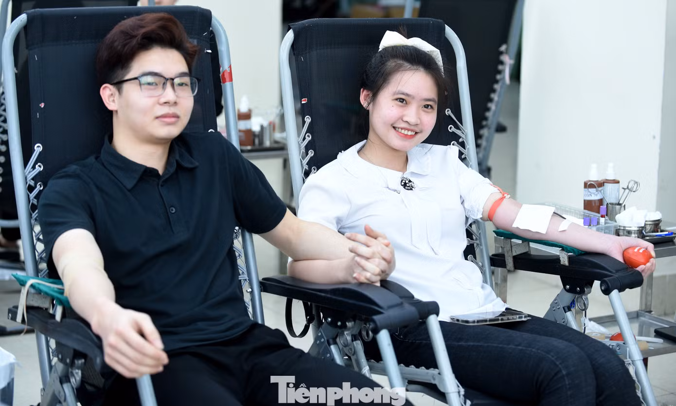 Trần Huy Sang và Vũ Thị Khánh Linh cùng tham gia hiến máu. Ảnh: Xuân Tùng Trần Huy Sang và Vũ Thị Khánh Linh cùng tham gia hiến máu. Ảnh: Xuân Tùng