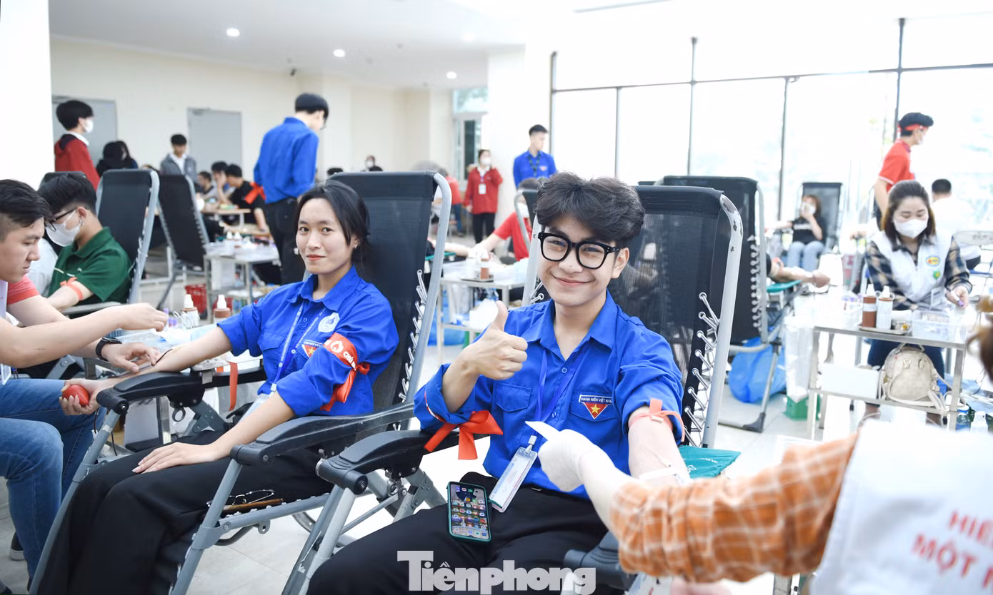 Nhiều tình nguyện viên tham gia hiến máu. Ảnh: Xuân Tùng Nhiều tình nguyện viên tham gia hiến máu. Ảnh: Xuân Tùng