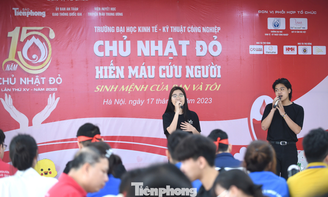 Tiết mục văn nghệ khai màn chương trình. Ảnh: Xuân Tùng