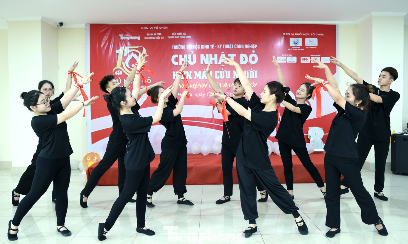 Tiết mục văn nghệ khai màn chương trình. Ảnh: Xuân Tùng