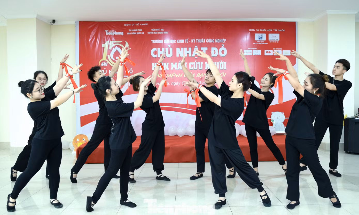 Tiết mục văn nghệ khai màn chương trình. Ảnh: Xuân Tùng Tiết mục văn nghệ khai màn chương trình. Ảnh: Xuân Tùng
