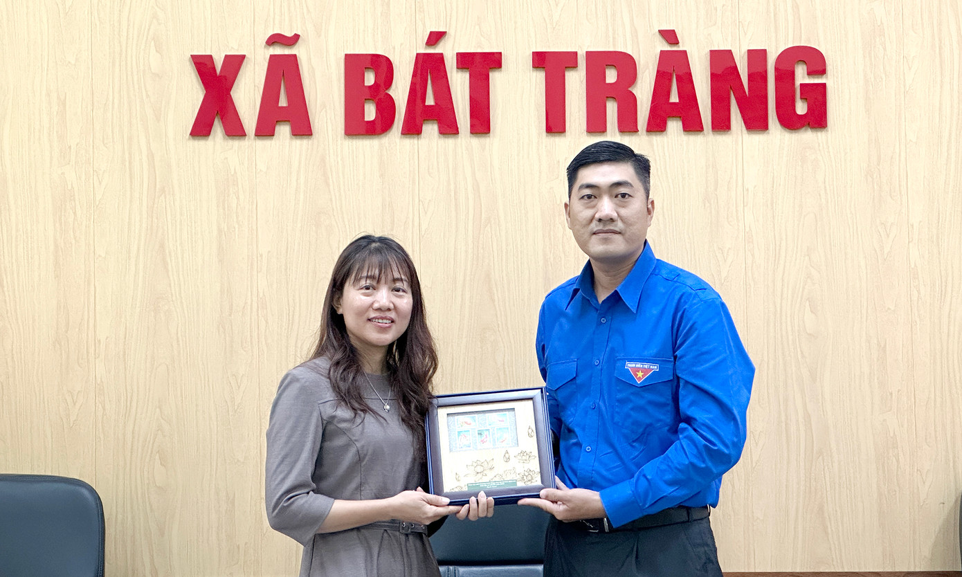 Các học viên tham quan tìm hiểu làng nghề Bát Tràng. Bà Phạm Thị Thu Hoài - Phó Bí thư thường trực Đảng ủy xã Bát Tràng đã giới thiệu về địa phương và nghề làm gốm ở Bát Tràng. Anh Nguyễn Quang Cảnh lớp trưởng đại diện các học viên tặng quà lưu niệm tới xã Bát Tràng. Ảnh: Xuân Tùng