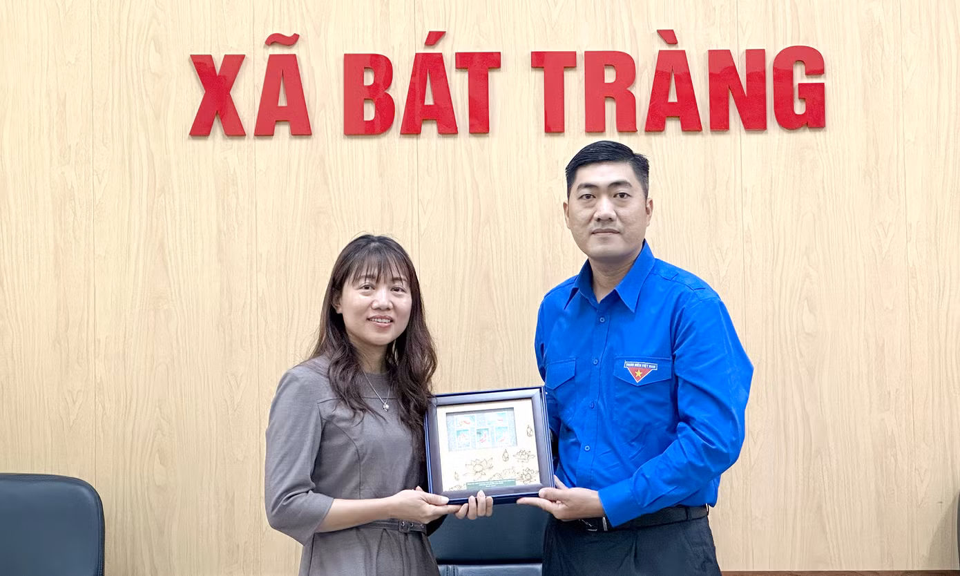 Các học viên tham quan tìm hiểu làng nghề Bát Tràng. Bà Phạm Thị Thu Hoài - Phó Bí thư thường trực Đảng ủy xã Bát Tràng đã giới thiệu về địa phương và nghề làm gốm ở Bát Tràng. Anh Nguyễn Quang Cảnh lớp trưởng đại diện các học viên tặng quà lưu niệm tới xã Bát Tràng. Ảnh: Xuân Tùng