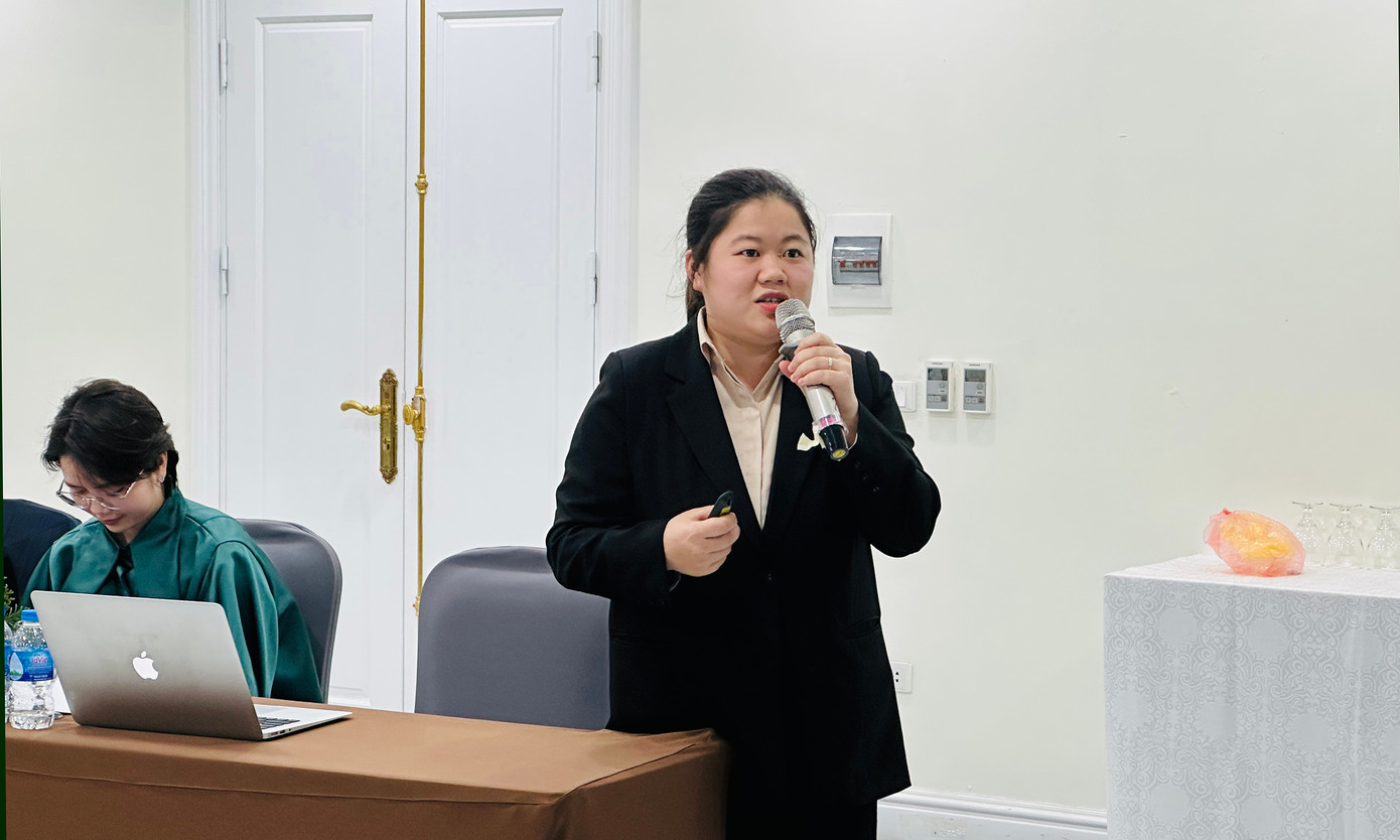 Chị Hoàng Long Như Mơ chia sẻ ý tưởng xúc tiến du lịch tại khóa học. Ảnh: Xuân Tùng