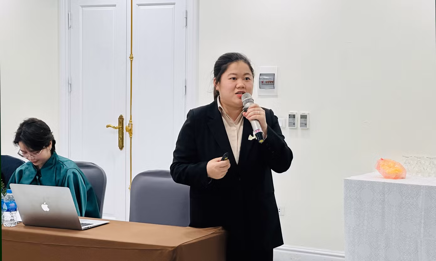 Chị Hoàng Long Như Mơ chia sẻ ý tưởng xúc tiến du lịch tại khóa học. Ảnh: Xuân Tùng