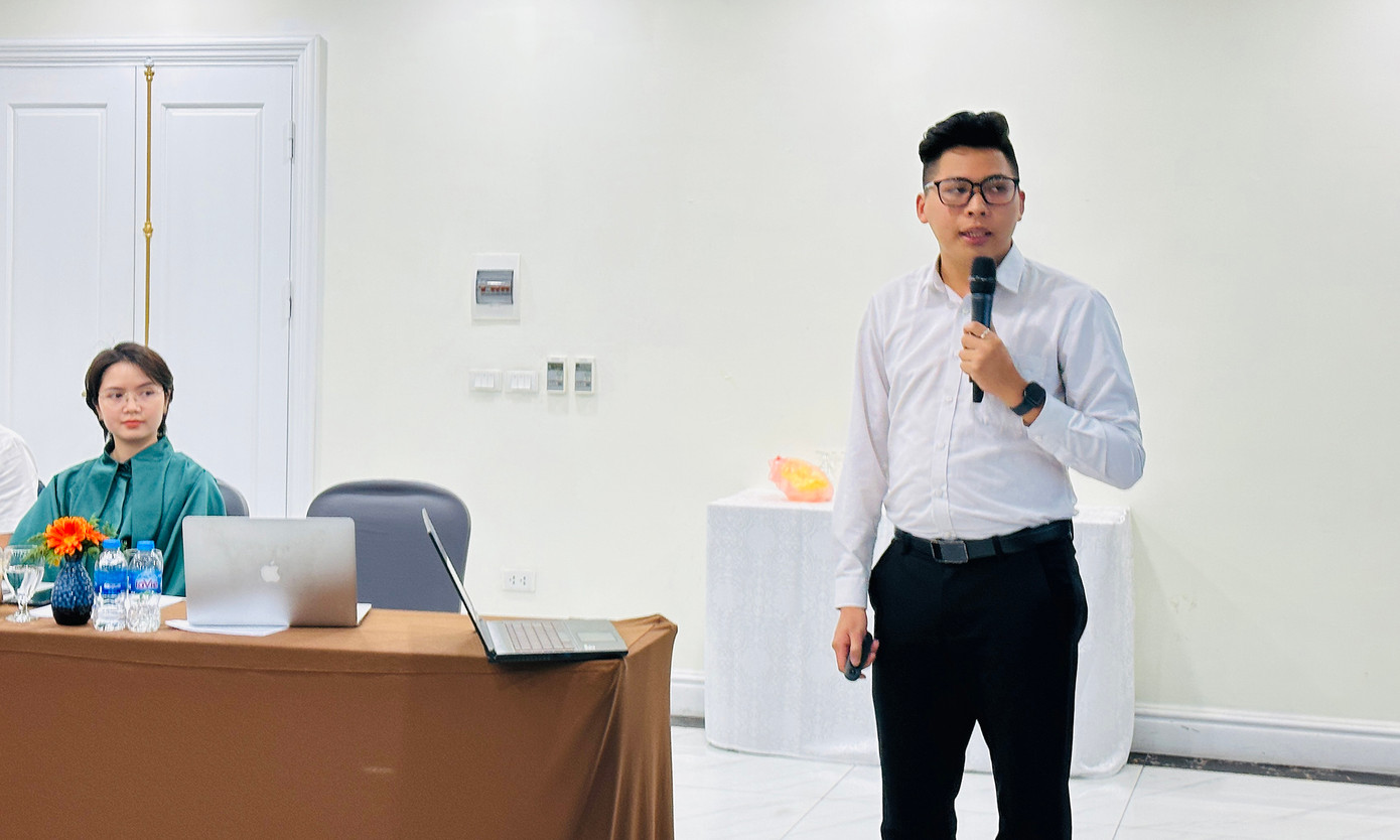Anh Phạm Trường thuyết trình kế hoạch hành động của nhóm. Ảnh: Xuân Tùng