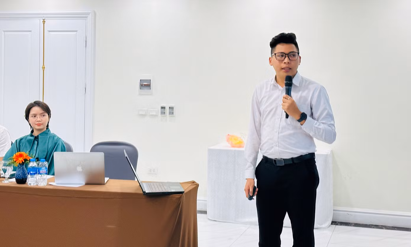 Anh Phạm Trường thuyết trình kế hoạch hành động của nhóm. Ảnh: Xuân Tùng