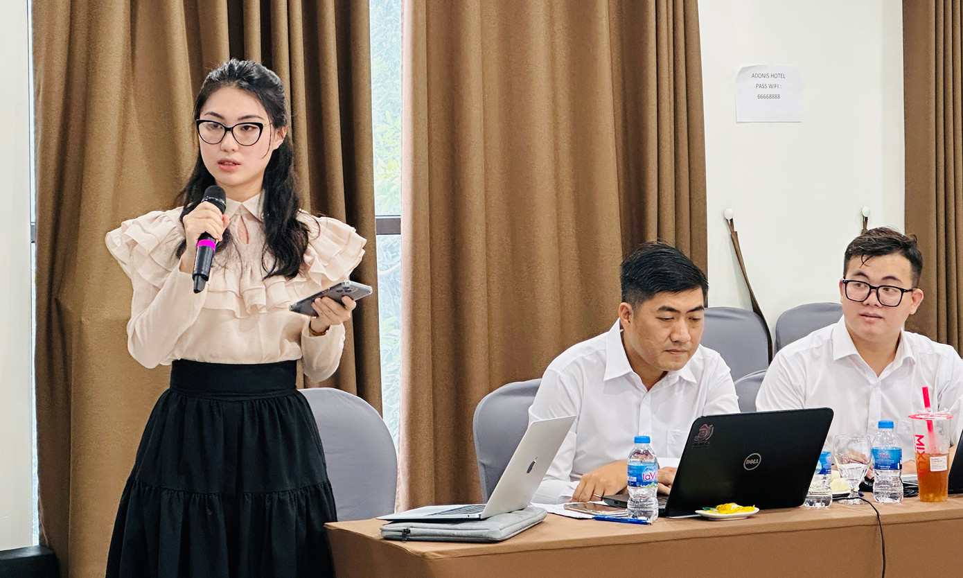 Chị Trần Thúy Quỳnh thuyết trình về kế hoạch hành động của nhóm. Ảnh: Xuân Tùng