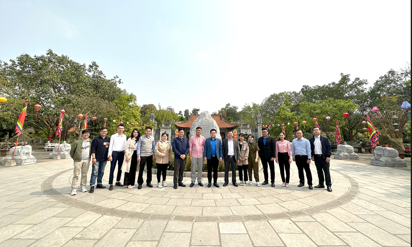 Các học viên khóa học tham quan thực tế ở Đền thờ Hai Bà Trưng, mô hình trồng lan. Ảnh: Xuân Tùng