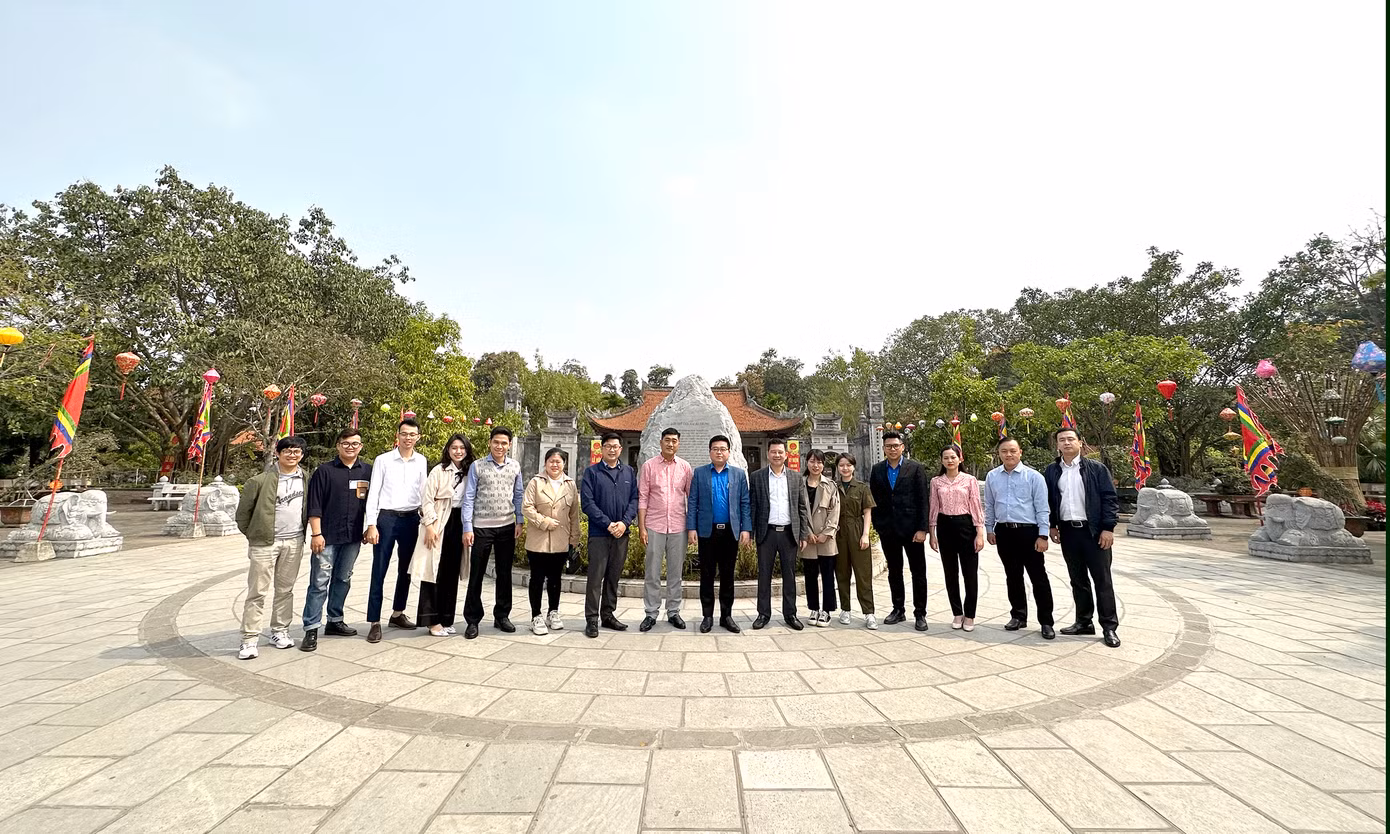Các học viên khóa học tham quan thực tế ở Đền thờ Hai Bà Trưng, mô hình trồng lan. Ảnh: Xuân Tùng