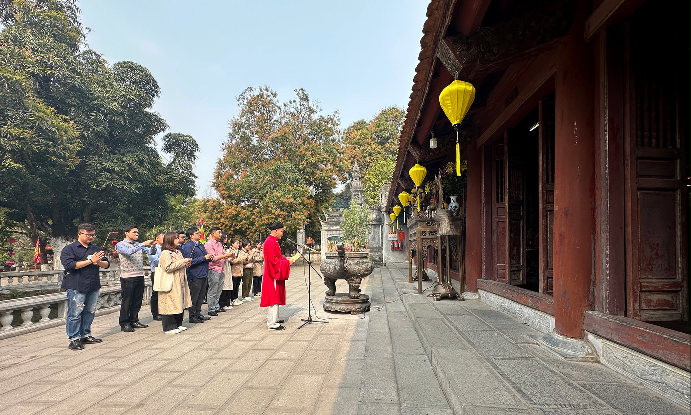 Các học viên khóa học tham quan thực tế ở Đền thờ Hai Bà Trưng, mô hình trồng lan. Ảnh: Xuân Tùng