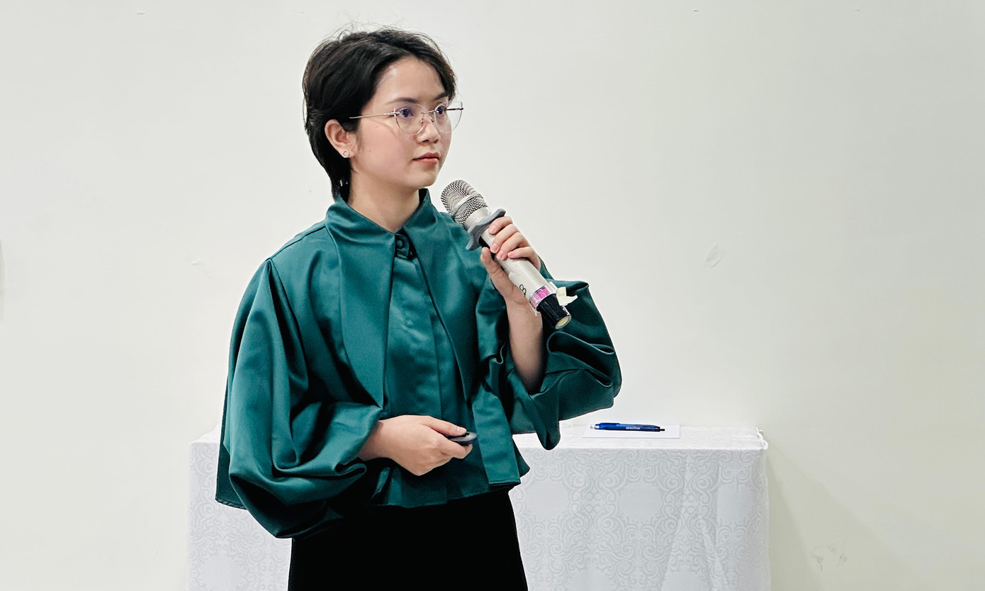 Chị Vũ Hà Giang thuyết trình kế hoạch xúc tiến du lịch của nhóm. Ảnh: Xuân Tùng