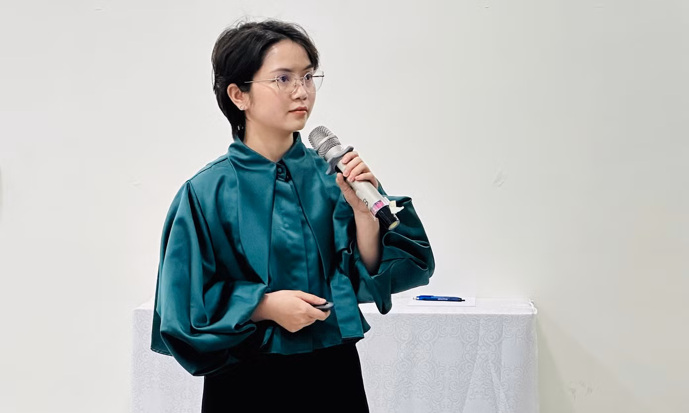 Chị Vũ Hà Giang thuyết trình kế hoạch xúc tiến du lịch của nhóm. Ảnh: Xuân Tùng
