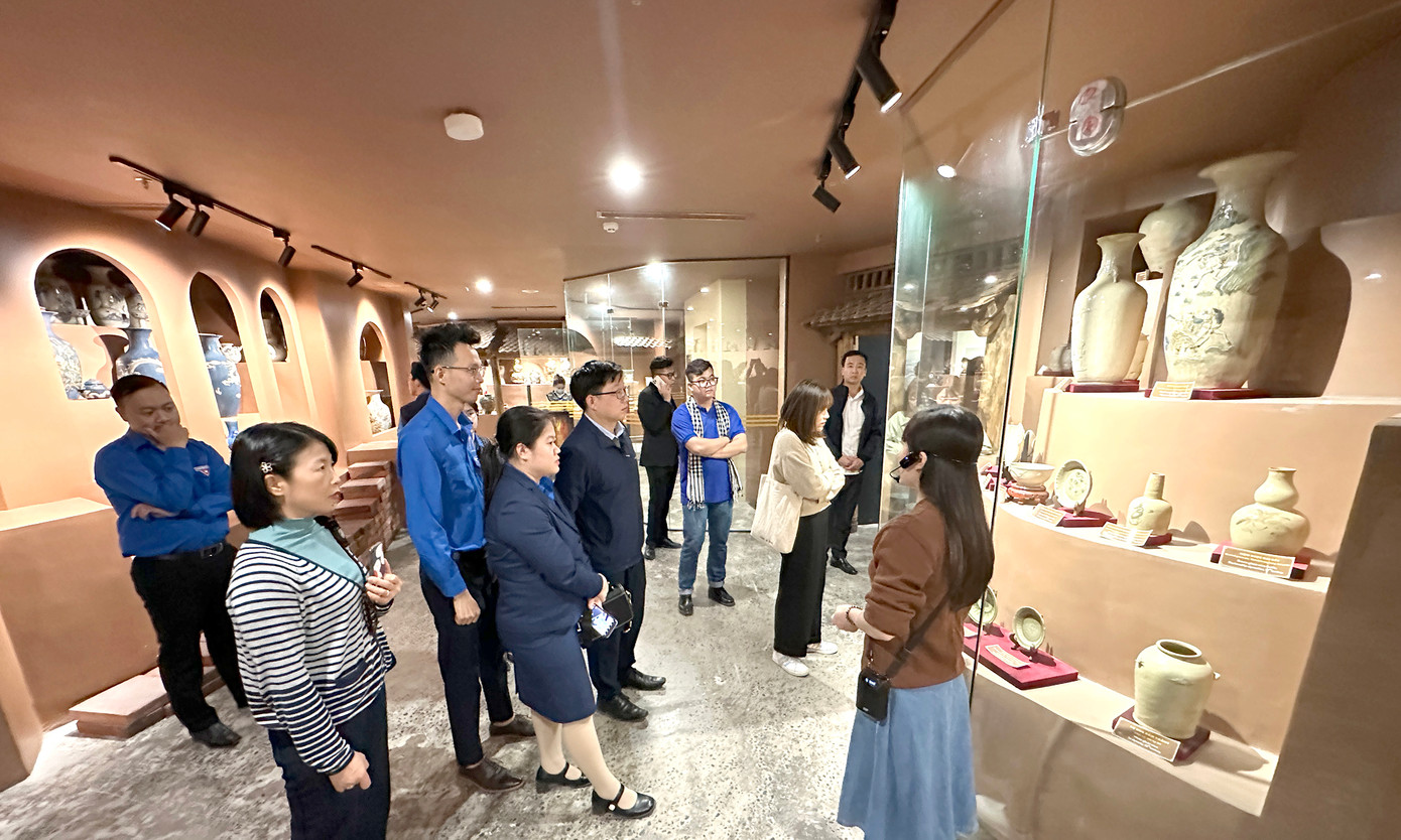 Các học viên tham quan tìm hiểu làng nghề Bát Tràng. Bà Phạm Thị Thu Hoài - Phó Bí thư thường trực Đảng ủy xã Bát Tràng đã giới thiệu về địa phương và nghề làm gốm ở Bát Tràng. Anh Nguyễn Quang Cảnh lớp trưởng đại diện các học viên tặng quà lưu niệm tới xã Bát Tràng. Ảnh: Xuân Tùng