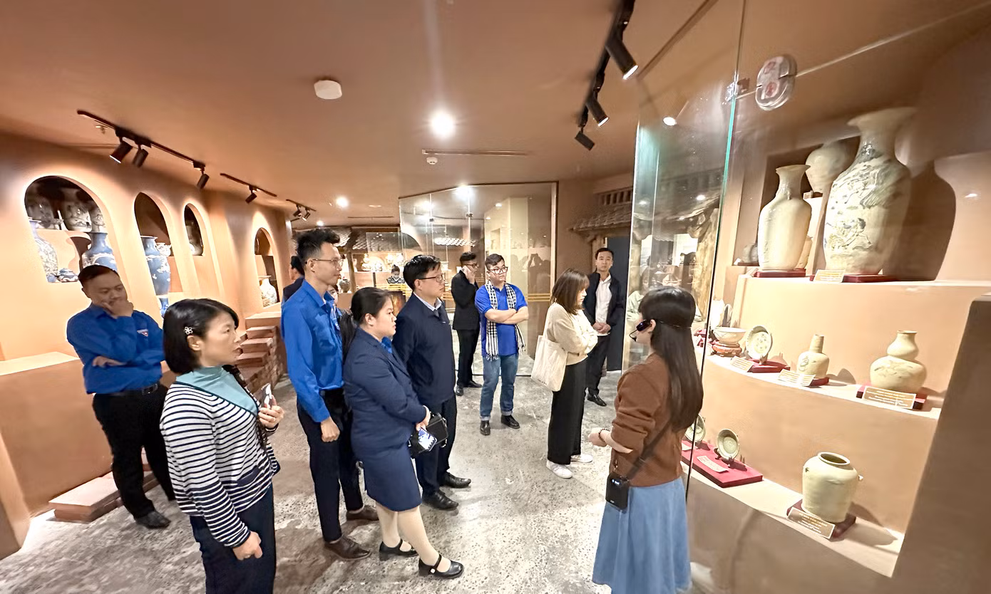 Các học viên tham quan tìm hiểu làng nghề Bát Tràng. Bà Phạm Thị Thu Hoài - Phó Bí thư thường trực Đảng ủy xã Bát Tràng đã giới thiệu về địa phương và nghề làm gốm ở Bát Tràng. Anh Nguyễn Quang Cảnh lớp trưởng đại diện các học viên tặng quà lưu niệm tới xã Bát Tràng. Ảnh: Xuân Tùng