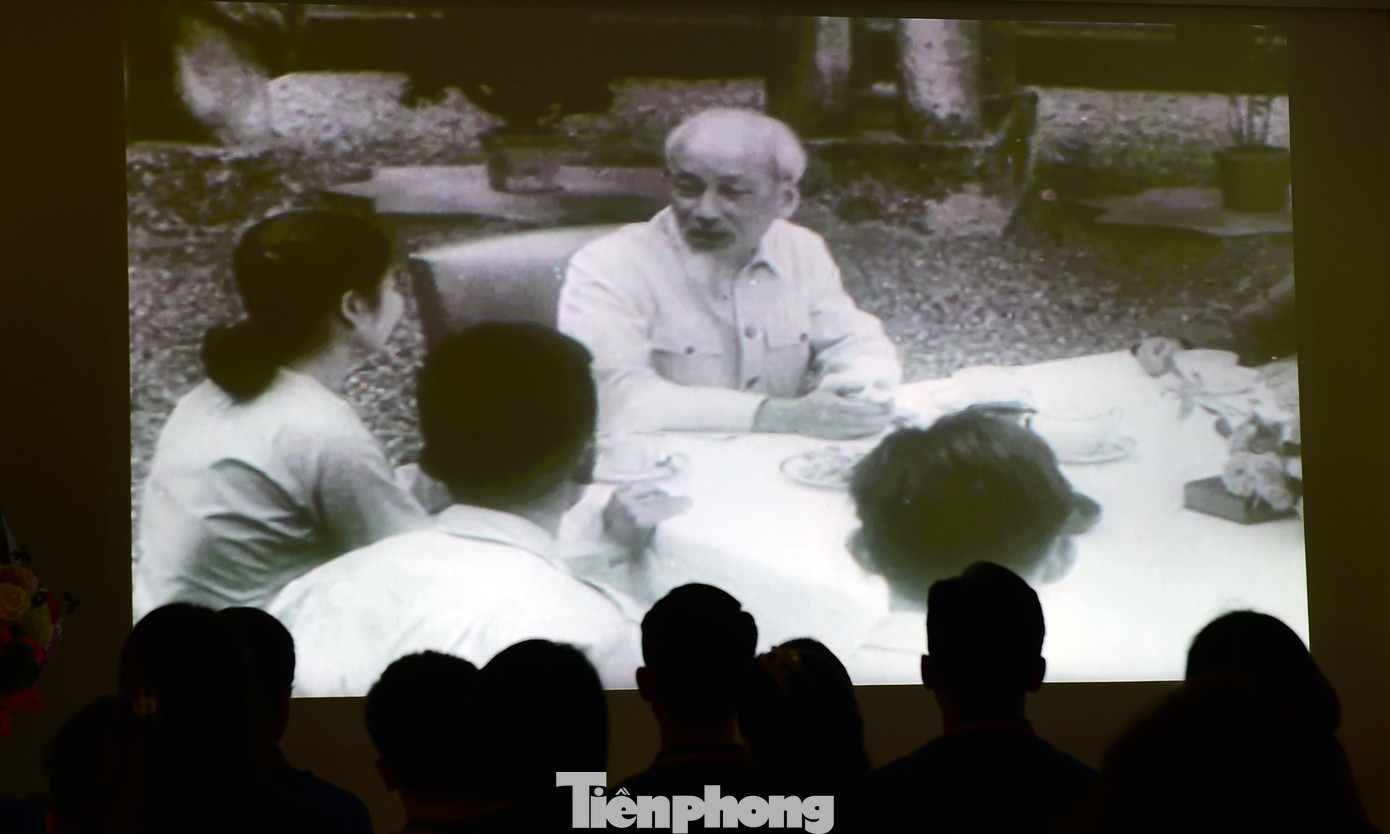 Các đại biểu xúc động theo dõi phim tư liệu "Những giờ phút cuối đời Chủ tịch Hồ Chí Minh". Các đại biểu xúc động theo dõi phim tư liệu "Những giờ phút cuối đời Chủ tịch Hồ Chí Minh".