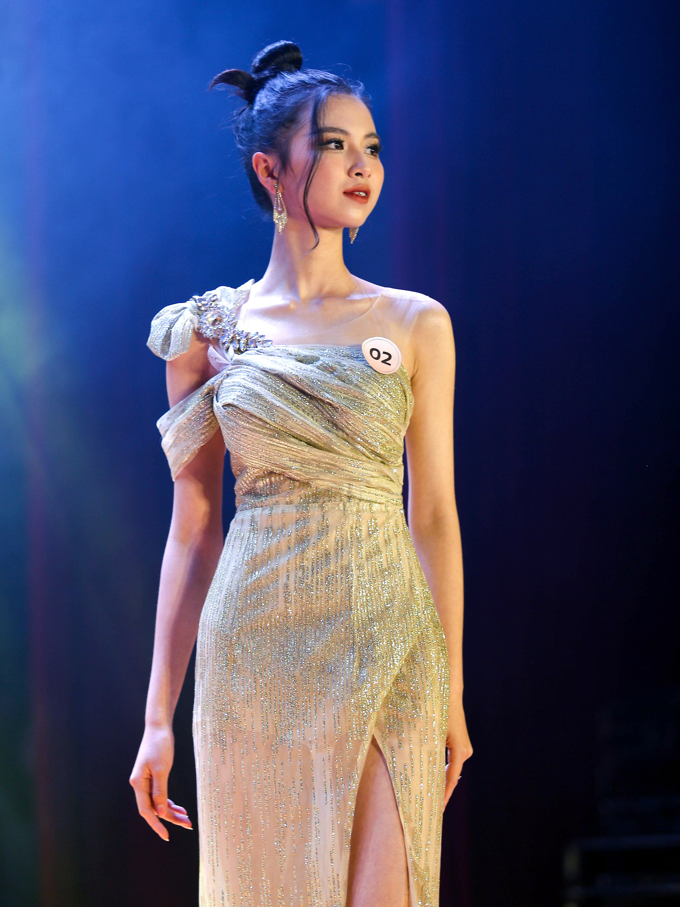 Các thí sinh trình diễn trang phục dạ hội. Ảnh: BTC