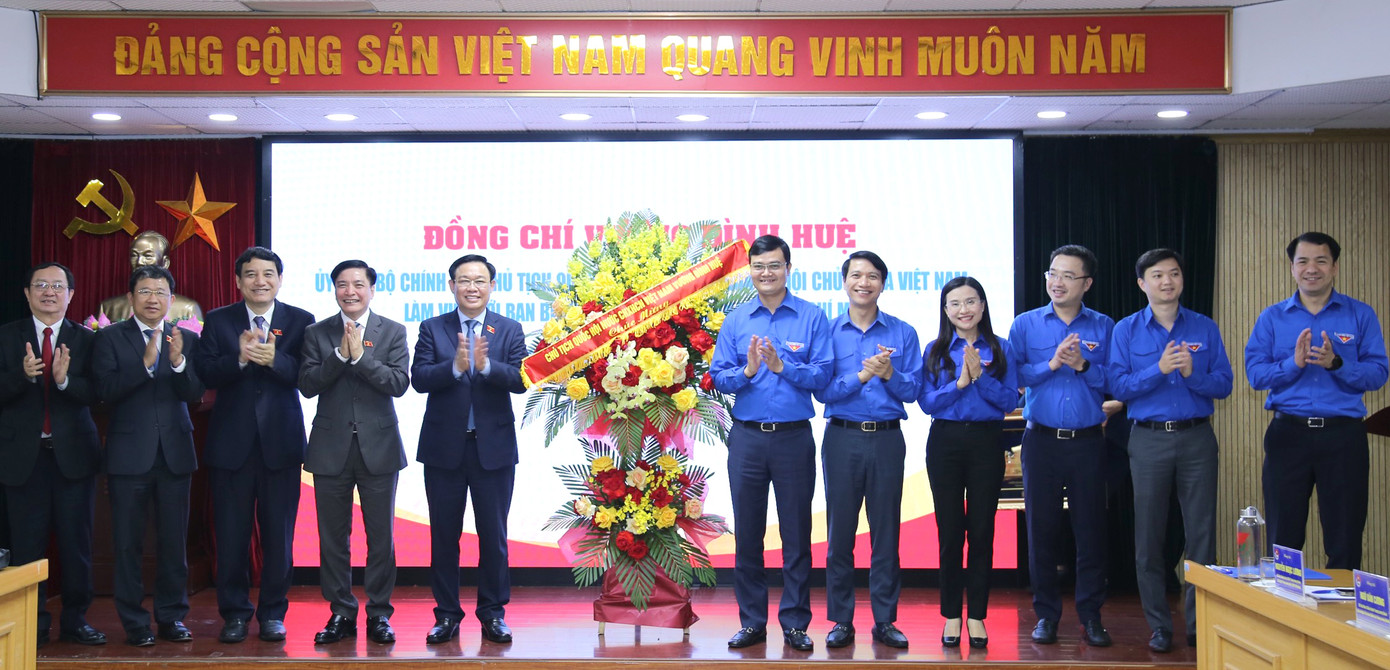 Chủ tịch Quốc hội Vương Đình Huệ chúc mừng Ban Bí thư Trung ương Đoàn nhân kỷ niệm 92 năm Ngày thành lập Đoàn Thanh niên Cộng sản Hồ Chí Minh. Ảnh: Lâm Đăng Hải Chủ tịch Quốc hội Vương Đình Huệ chúc mừng Ban Bí thư Trung ương Đoàn nhân kỷ niệm 92 năm Ngày thành lập Đoàn Thanh niên Cộng sản Hồ Chí Minh. Ảnh: Lâm Đăng Hải