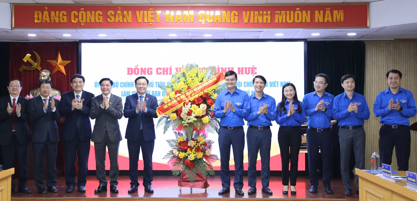 Chủ tịch Quốc hội Vương Đình Huệ chúc mừng Ban Bí thư Trung ương Đoàn nhân kỷ niệm 92 năm Ngày thành lập Đoàn Thanh niên Cộng sản Hồ Chí Minh. Ảnh: Lâm Đăng Hải Chủ tịch Quốc hội Vương Đình Huệ chúc mừng Ban Bí thư Trung ương Đoàn nhân kỷ niệm 92 năm Ngày thành lập Đoàn Thanh niên Cộng sản Hồ Chí Minh. Ảnh: Lâm Đăng Hải
