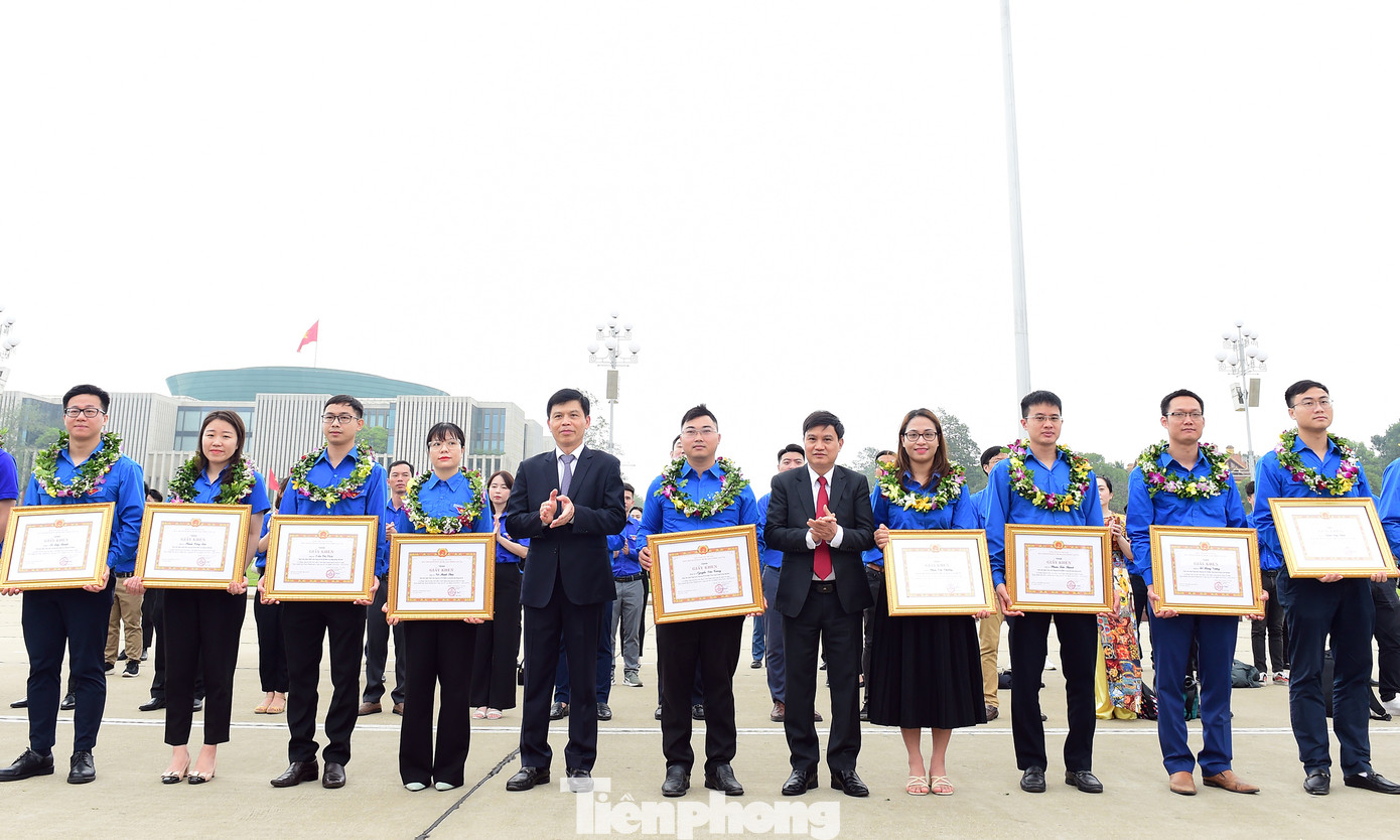 Tại lễ vinh danh đảng viên trẻ tiêu biểu, Ban Chấp hành Đảng bộ Bộ Giao thông vận tải đã tặng Bằng khen 19 đảng viên trẻ hoàn thành xuất sắc nhiệm vụ đã được nhận bằng khen. Ông Lê Anh Tuấn và ông Đào Văn Tiến tặng Bằng khen, hoa cho các đảng viên trẻ tiêu biểu.