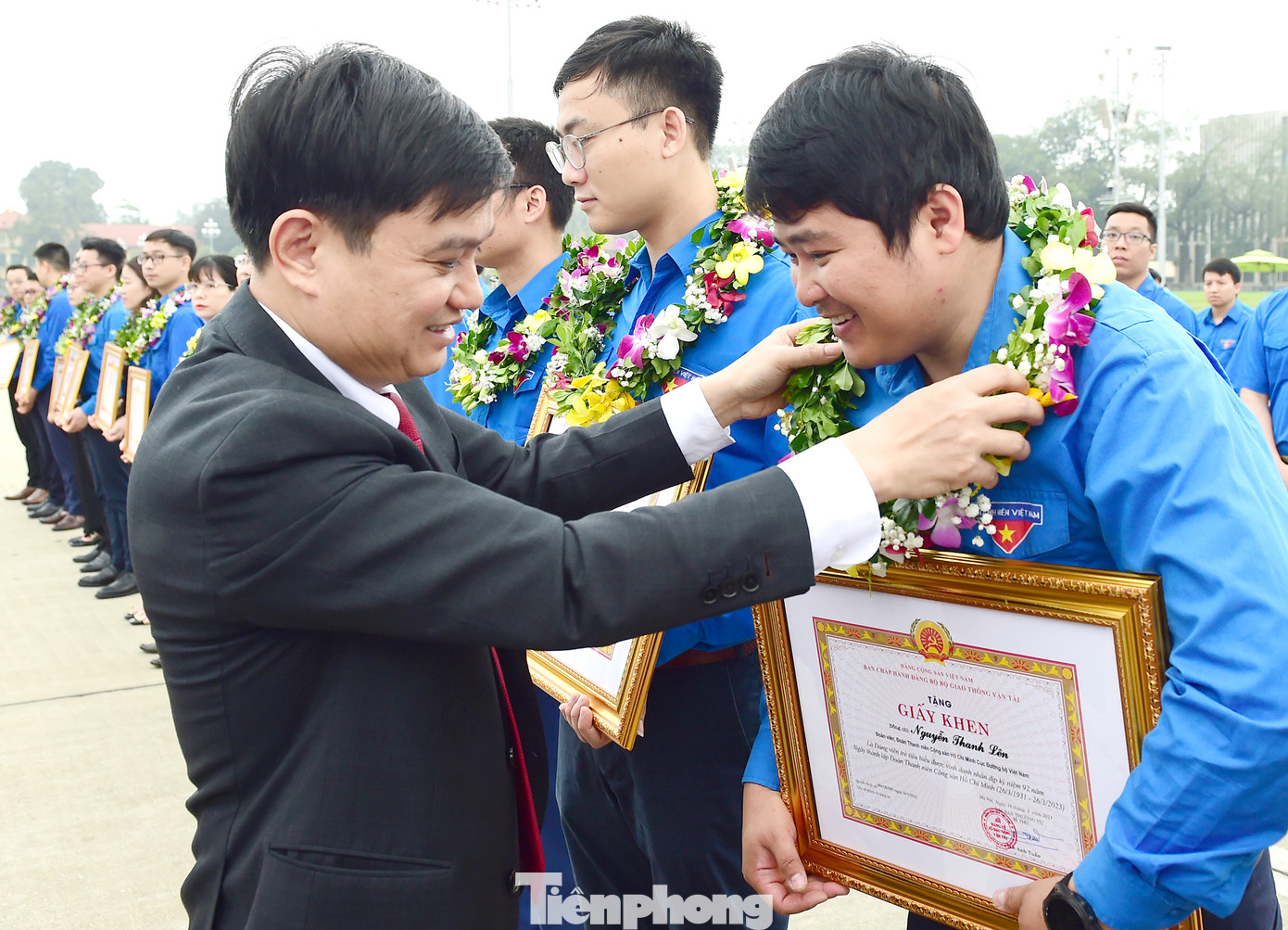 Tại lễ vinh danh đảng viên trẻ tiêu biểu, Ban Chấp hành Đảng bộ Bộ Giao thông vận tải đã tặng Bằng khen 19 đảng viên trẻ hoàn thành xuất sắc nhiệm vụ đã được nhận bằng khen. Ông Lê Anh Tuấn và ông Đào Văn Tiến tặng Bằng khen, hoa cho các đảng viên trẻ tiêu biểu.