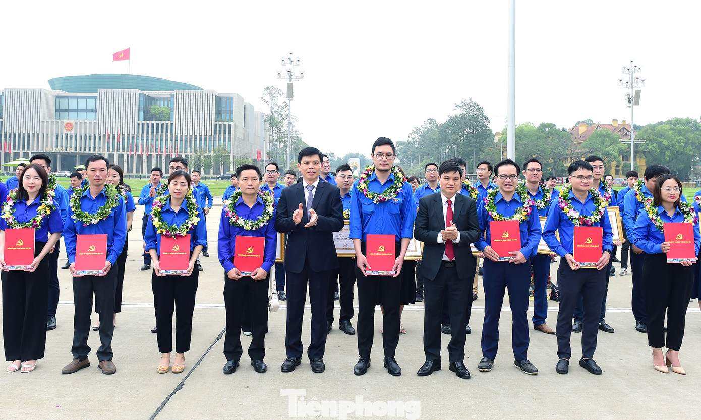 Tại chương trình, Đảng ủy Bộ Giao thông vận tải tổ chức lễ kết nạp vào Đảng cộng sản Việt Nam đối với 8 quần chúng là đoàn viên thanh niên ưu tú tại các cơ quan, đơn vị thuộc Bộ Giao thông vận tải. Ông Lê Anh Tuấn và ông Đào Văn Tiến trao Quyết định kết nạp Đảng và tặng hoa chúc mừng cho 8 đảng viên mới.