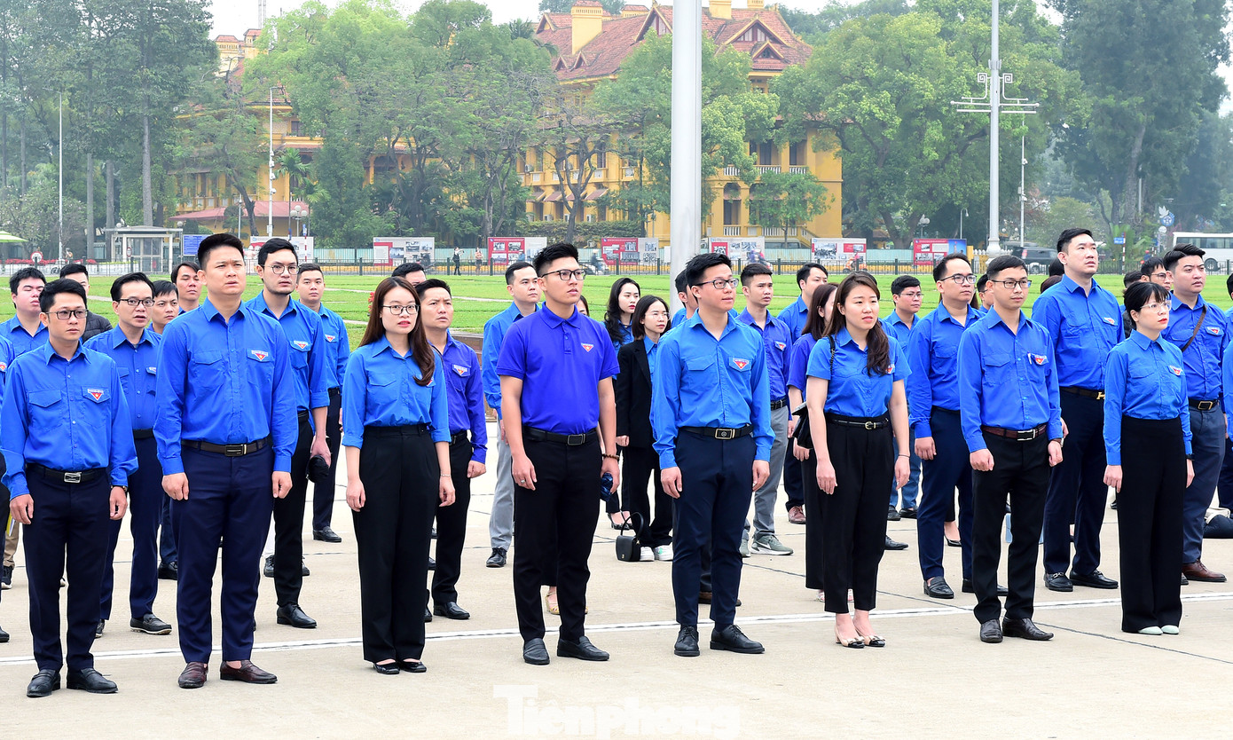 &quot;Chúng cháu nguyện suốt đời tu dưỡng, rèn luyện đạo đức nghề nghiệp góp phần xây dựng đất nước ta ngày càng đàng hoàng hơn, to đẹp hơn, như sinh thời Bác đã hằng mong ước. Tuổi trẻ Bộ Giao thông vận tải nguyện sống, học tập, cống hiến theo tấm gương Bác Hồ vĩ đại&quot;, anh Linh bày tỏ quyết tâm.