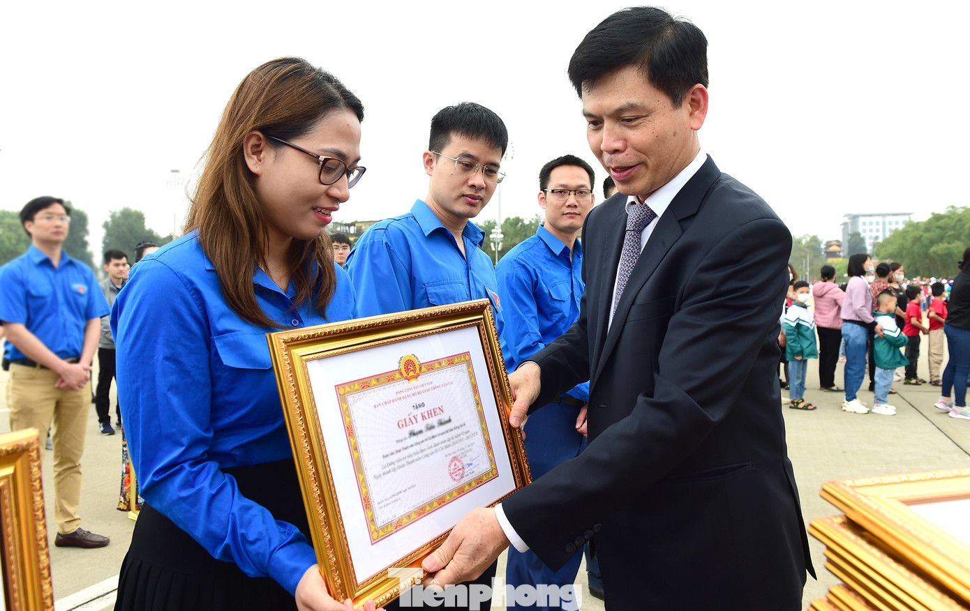 Tại lễ vinh danh đảng viên trẻ tiêu biểu, Ban Chấp hành Đảng bộ Bộ Giao thông vận tải đã tặng Bằng khen 19 đảng viên trẻ hoàn thành xuất sắc nhiệm vụ đã được nhận bằng khen. Ông Lê Anh Tuấn và ông Đào Văn Tiến tặng Bằng khen, hoa cho các đảng viên trẻ tiêu biểu.