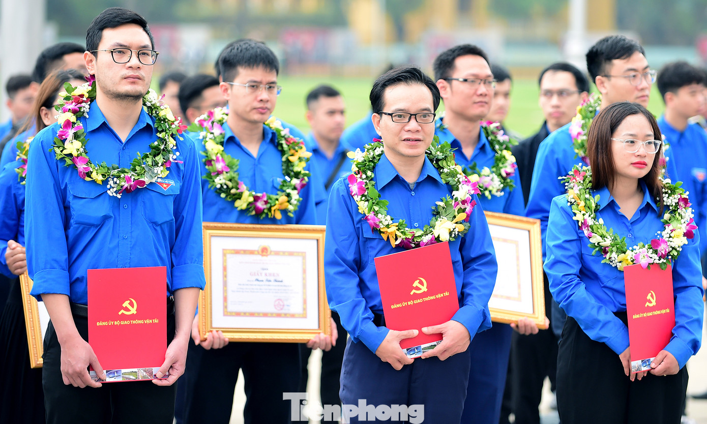 Đại diện các đảng viên mới được kết nạp, anh Trần Nam Khánh đọc lời tuyên thệ.