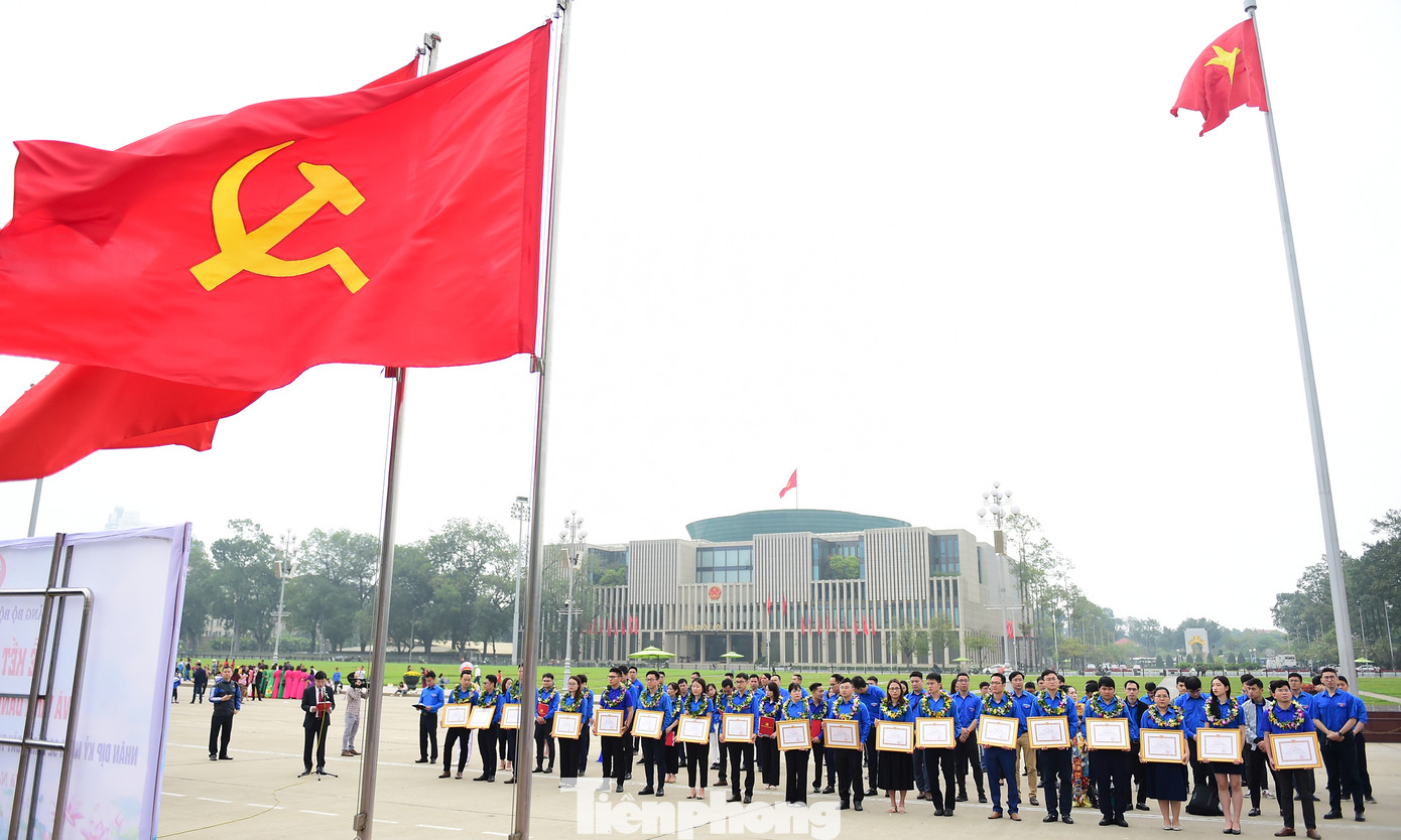 "Các đồng chí đoàn viên mới được kết nạp Đảng ngày hôm nay, cần thấm nhuần lời tuyên thệ trước anh linh Bác, trước cờ Đảng và cờ Tổ quốc để tích cực nỗ lực rèn luyện, nâng cao bản lĩnh chính trị cách mạng, phấn đấu dưới cờ Đảng; thực hiện tốt 4 nhiệm vụ của người đảng viên, tiếp tục đóng góp vào công cuộc xây dựng và phát triển đất nước Việt Nam ngày càng đàng hoàng hơn, to đẹp hơn như tâm nguyện mà Bác kính yêu hằng mong muốn", ông Tiến nhấn mạnh.