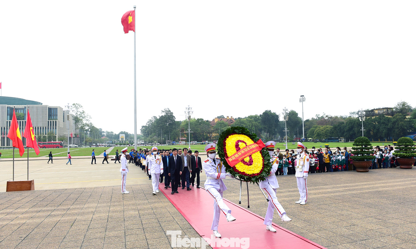 Trong chương trình, đoàn đại biểu Bộ Giao thông vận tải đã dâng hoa và viếng Lăng Chủ tịch Hồ Chí Minh.