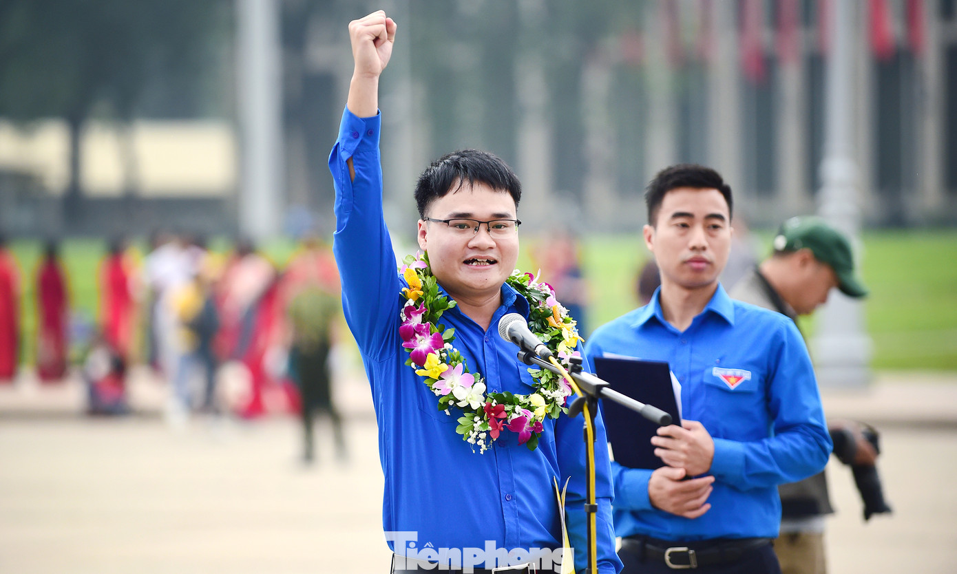 Đại diện các đảng viên mới được kết nạp, anh Trần Nam Khánh đọc lời tuyên thệ.