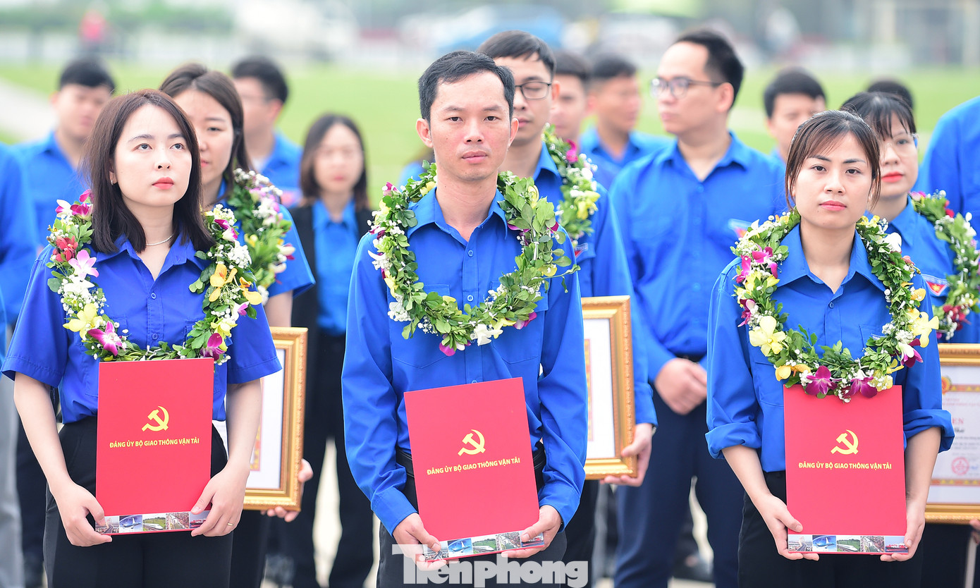 Đại diện các đảng viên mới được kết nạp, anh Trần Nam Khánh đọc lời tuyên thệ.