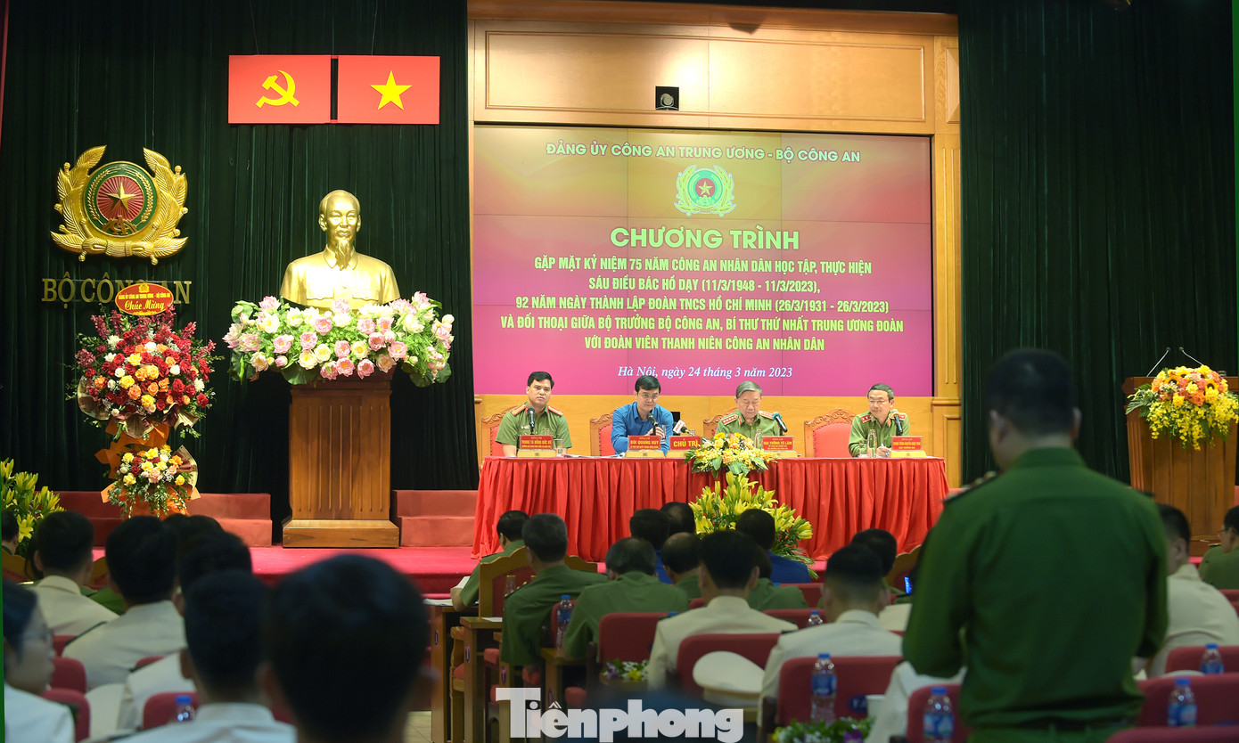 Buổi đối thoại ghi nhận được nhiều ý kiến, đề xuất của đoàn viên thanh niên công an. Ảnh: Xuân Tùng Buổi đối thoại ghi nhận được nhiều ý kiến, đề xuất của đoàn viên thanh niên công an. Ảnh: Xuân Tùng